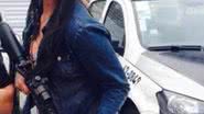 Imagem Namorada de Zezé posta foto com fuzil e é xingada nas redes sociais
