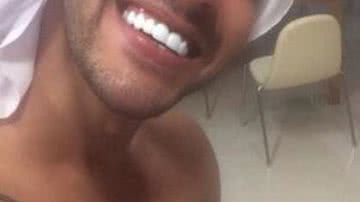 Imagem Gusttavo Lima vira piada após clareamento dental. Veja foto