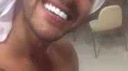 Imagem Gusttavo Lima vira piada após clareamento dental. Veja foto