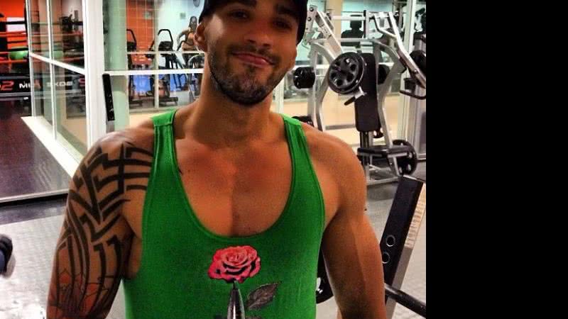 Imagem Após piada com clareamento dental, Gusttavo Lima evita sorrir em foto