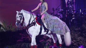 Imagem Paula Fernandes leva cavalo para o palco em show no Rio 