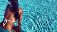 Imagem Namorada de Balotelli sensualiza de biquíni na piscina