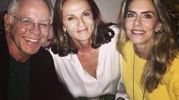 Imagem Maitê Proença posa ao lado do affair Nelson mota