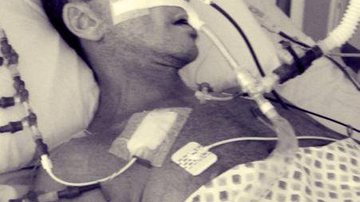 Imagem Netinho mostra foto em que aparece entubado em hospital