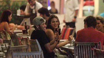 Imagem Bruna Marquezine sai de decotão com Neymar