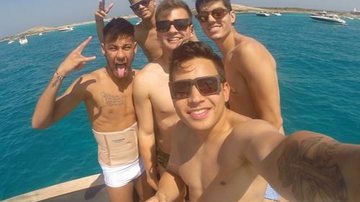 Imagem Sem Bruna, Neymar posa de sunga branca com os amigos