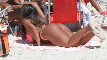 Imagem Nicole Bahls aproveita praia de fio dental do RJ