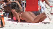 Imagem Nicole Bahls aproveita praia de fio dental do RJ