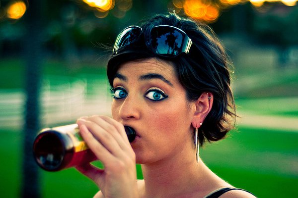 Imagem Pessoas de olhos claros têm mais resistência ao álcool, diz pesquisa