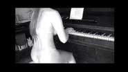 Imagem Vídeo: para receber estrangeiros, pianista toca nua o hino de países da Copa