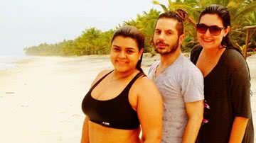 Imagem De biquíni, Preta Gil posa com amigos em praia