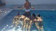Imagem Foto de Ronaldinho e as “popozudas” bomba na internet