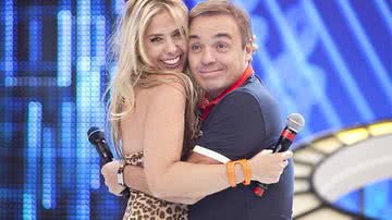 Imagem Beijo de língua: Adriane Galisteu e Gugu se pegam em palco