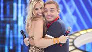 Imagem Beijo de língua: Adriane Galisteu e Gugu se pegam em palco