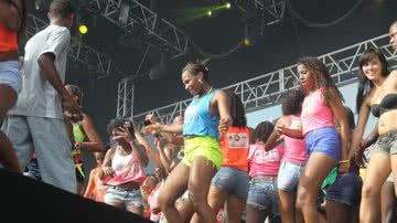 Imagem Salvador Fest: gatinhas invadem palco e Márcio Victor sai correndo