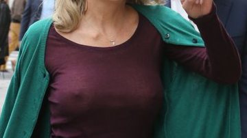 Imagem Sharon Stone usa blusa transparente sem sutiã. Confira