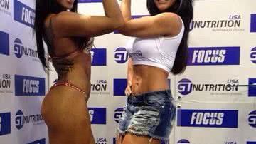 Imagem Com short curtinho, Scheila Carvalho mostra pernões e barriga sarada