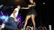 Imagem Fã beija pé de Ivete Sangalo em show