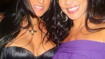 Imagem Scheila Carvalho e Kamyla Simioni aparecem juntas e sorrindo em foto