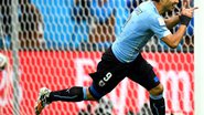 Imagem Suárez marca duas vezes, Uruguai vence e complica Inglaterra na Copa