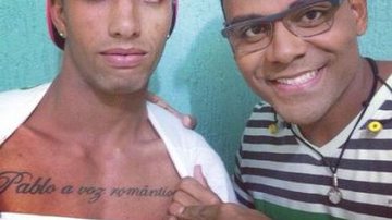 Imagem Ê paixão: homem tatua no peito homenagem a Pablo
