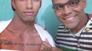 Imagem Ê paixão: homem tatua no peito homenagem a Pablo