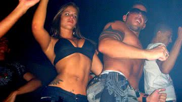 Imagem Fotos: Denise Rocha fazia bico de gogo girl com o irmão
