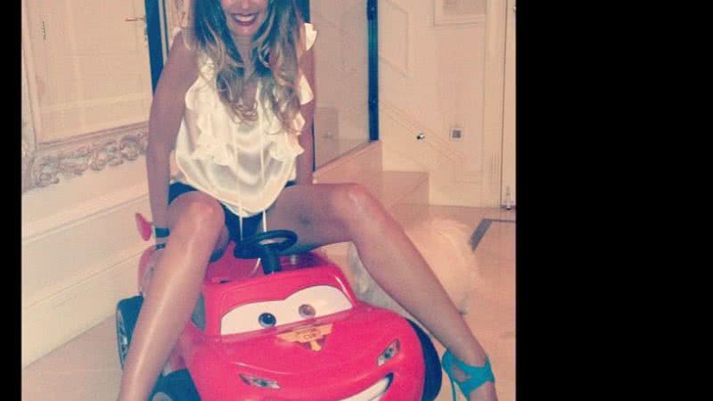Imagem Luciana Gimenez escolhe carrinho do filho para sensualizar