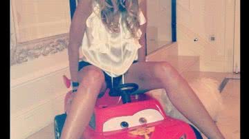 Imagem Luciana Gimenez escolhe carrinho do filho para sensualizar