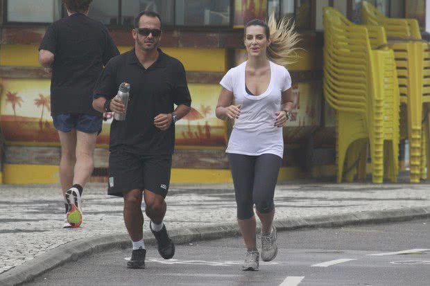 Imagem Cleo Pires corre na orla com o seu personal trainer