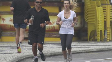 Imagem Cleo Pires corre na orla com o seu personal trainer