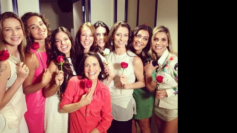 Imagem Flávia Alessandra posta foto de globais com rosa do rei