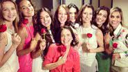 Imagem Flávia Alessandra posta foto de globais com rosa do rei