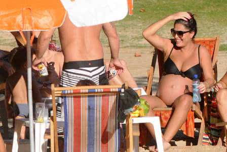 Imagem Juliana Paes vai à praia e exibe barrigão de oito meses. Veja fotos