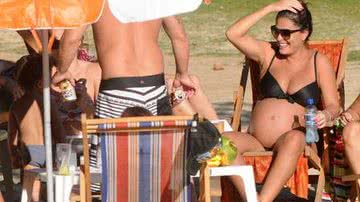 Imagem Juliana Paes vai à praia e exibe barrigão de oito meses. Veja fotos
