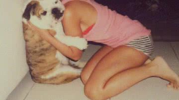 Imagem De camisola, Mariana Rios abraça cachorro
