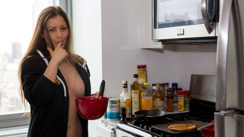 Imagem Nana Gouvêa faz panquecas vestindo apenas calcinha e jaqueta
