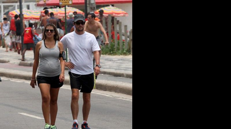 Imagem Marcelo Serrado e mulher grávida de gêmeos passeiam em praia