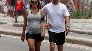 Imagem Marcelo Serrado e mulher grávida de gêmeos passeiam em praia