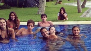 Imagem Bruna Marquezine participa de pool party na casa de Xuxa