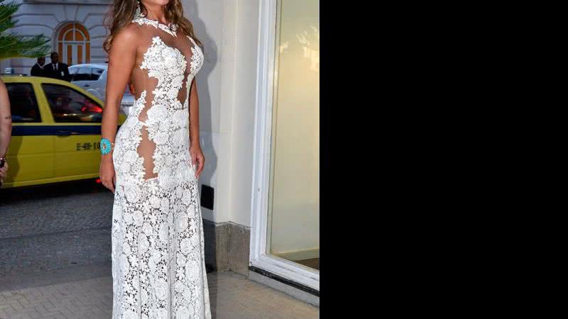 Imagem Nicole Bahls usa vestido com transparência e aparenta não usar calcinha