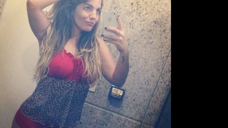 Imagem Anamara exibe corpão usando babydoll