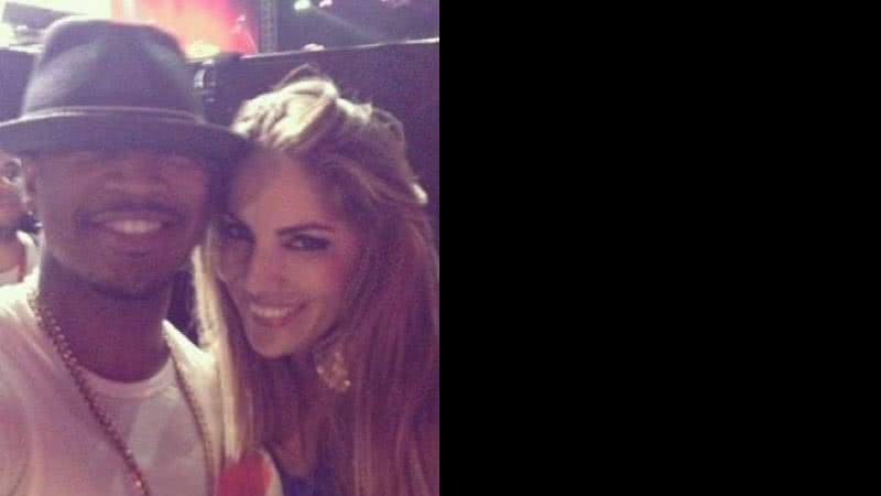 Imagem Em camarim de famosos, Anamara é disputada por Pipo e Tomate