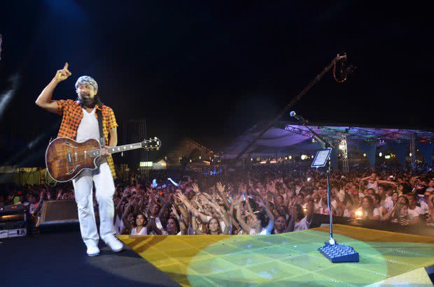 Imagem Ex-BBB Talula toda saradona em show do Chiclete com Banana