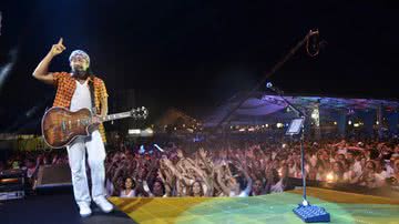 Imagem Ex-BBB Talula toda saradona em show do Chiclete com Banana
