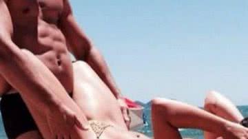 Imagem Que pose! Ex-BBB faz abdominal sexy com ajuda de namorado
