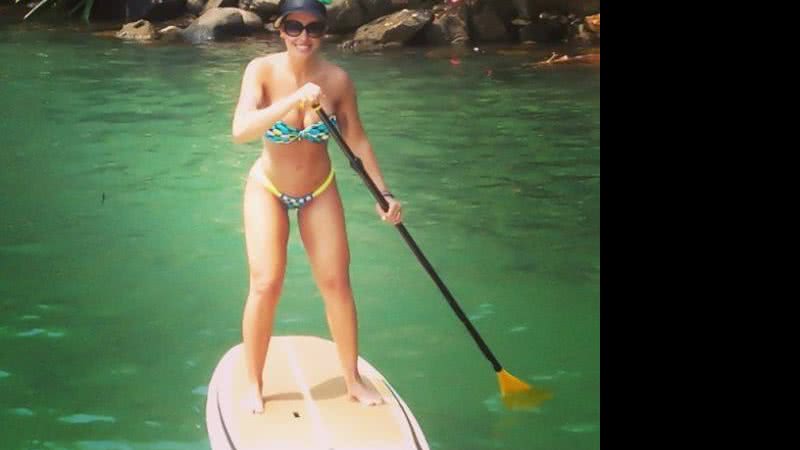 Imagem Jaque Khury posta foto praticando Stand Up Surf