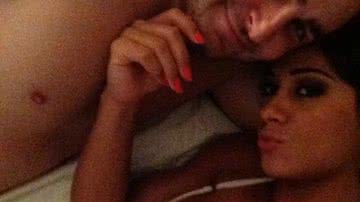 Imagem Mayra Cardi posta foto apenas de sutiã ao lado do marido