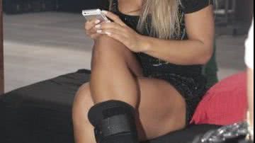 Imagem Mayca Cardi vai a balada com o pé quebrado