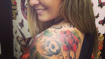 Imagem Ex-BBB tatua rosas e caveiras no ombro. Veja foto